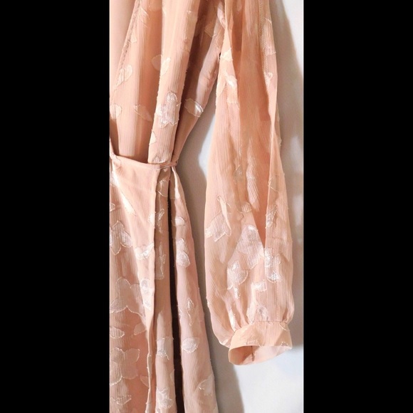 ASTR The Label Champagne Rose Burnout Floral Wrap Mini Dress Size Small - Picture 7 of 12